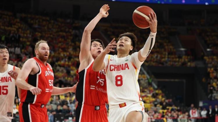 中國(guó)男籃42分大勝日本 晉級(jí)亞洲杯正賽