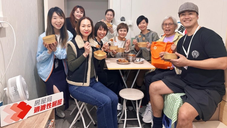 何永賢探訪紅磡過渡性房屋「善匯」 了解居民生活情況