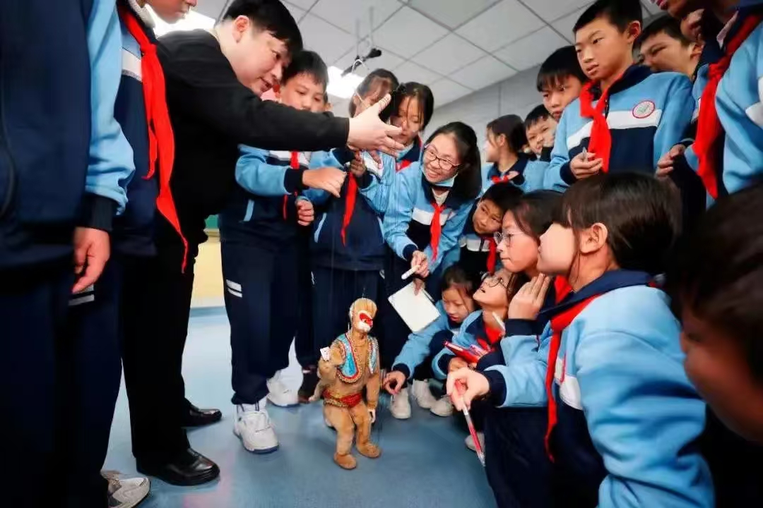 泉州市木偶劇團(tuán)：偶戲「牽緣」 文化「潤校」