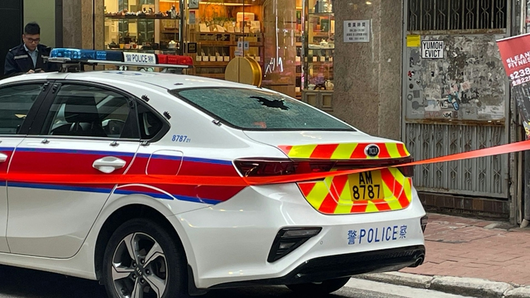 上環(huán)咸東街天降玻璃樽擊碎警車玻璃 警列高空擲物調(diào)查