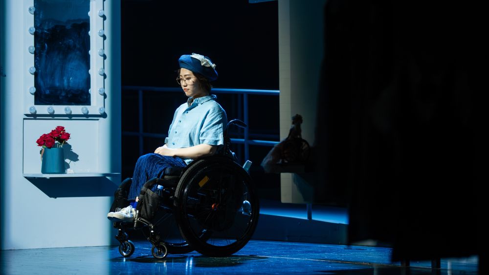 【文藝】獲獎獨(dú)角戲無限亮上演  網(wǎng)紅笑談輪椅使用者身與生