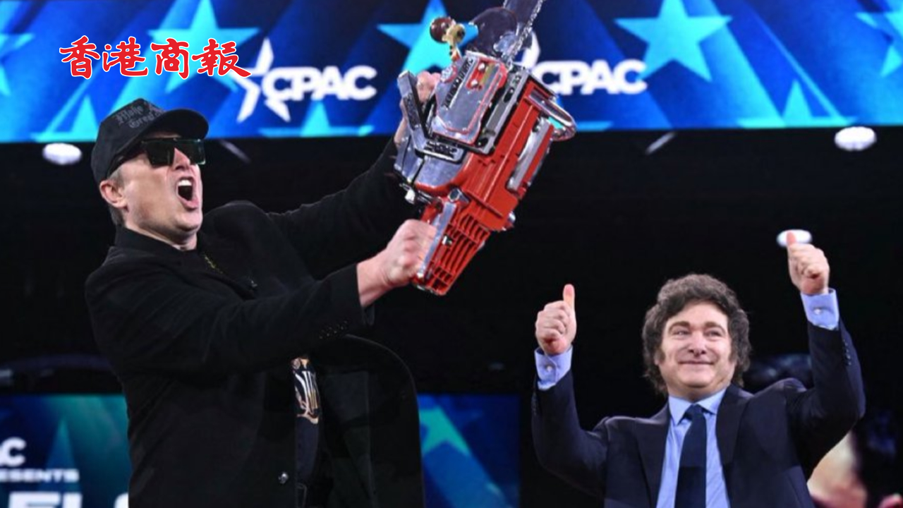 有片丨馬斯克手持紅色鍍金電鋸高喊：這是官僚主義的電鋸！