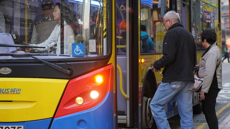財(cái)政預(yù)算案｜長(zhǎng)者2元乘車優(yōu)惠改「兩蚊兩折」優(yōu)惠 票價(jià)高於10元需繳付車費(fèi)兩折