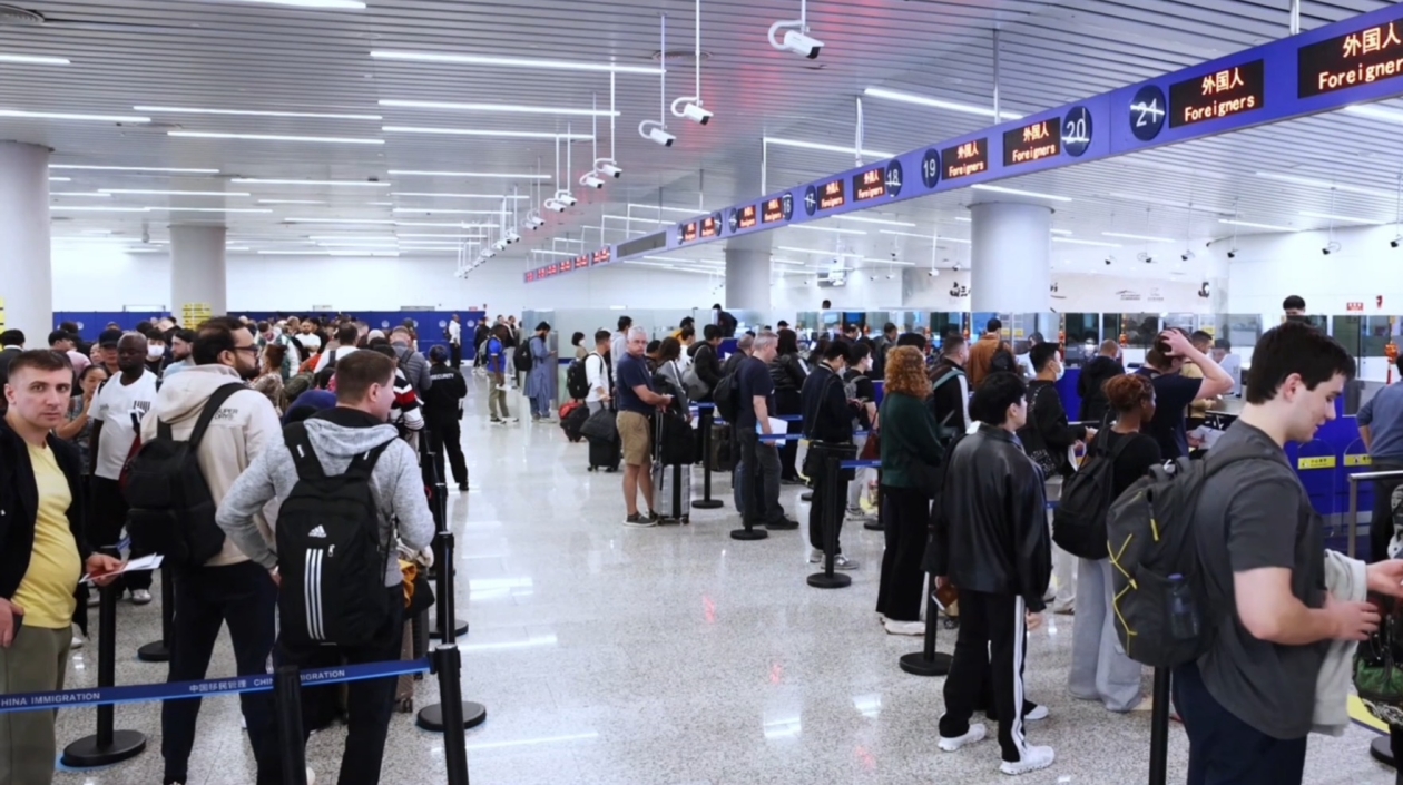 春運(yùn)廣州邊檢總站查驗(yàn)出入境人員超197萬(wàn)人次 外籍旅客入境遊持續(xù)升溫