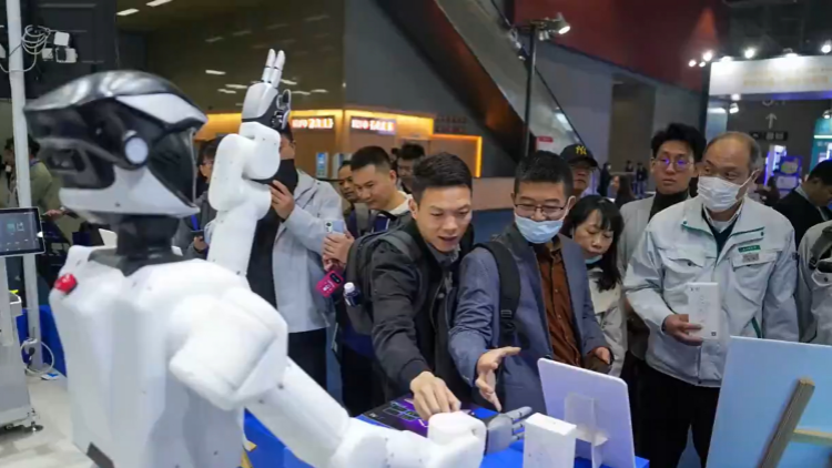 國(guó)內(nèi)外智造巨頭齊聚廣州！「廣東造」機(jī)器人熱情迎客