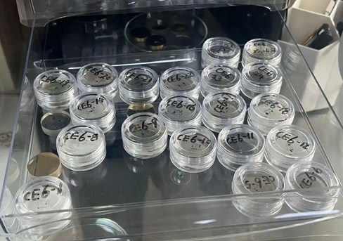 嫦娥六號(hào)月背樣品又有新發(fā)現(xiàn)！為驗(yàn)證月球巖漿洋假說(shuō)補(bǔ)上月背「拼圖」