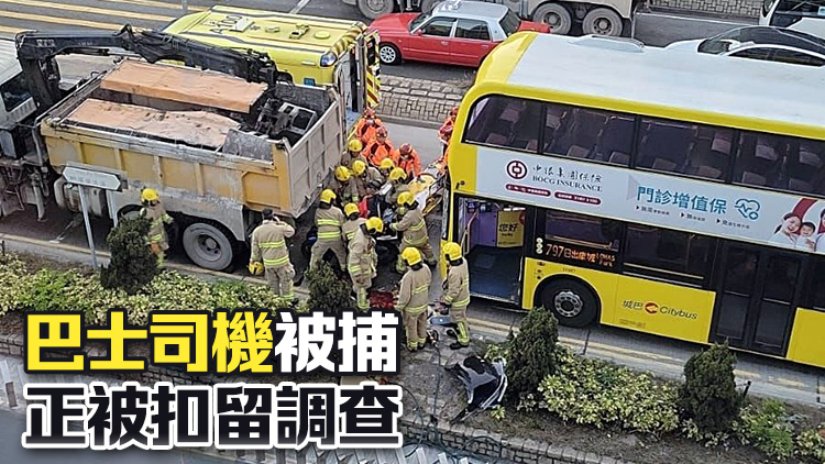 將軍澳環(huán)保大道與駿日街交界處巴士與電單車相撞 電單車司機不治