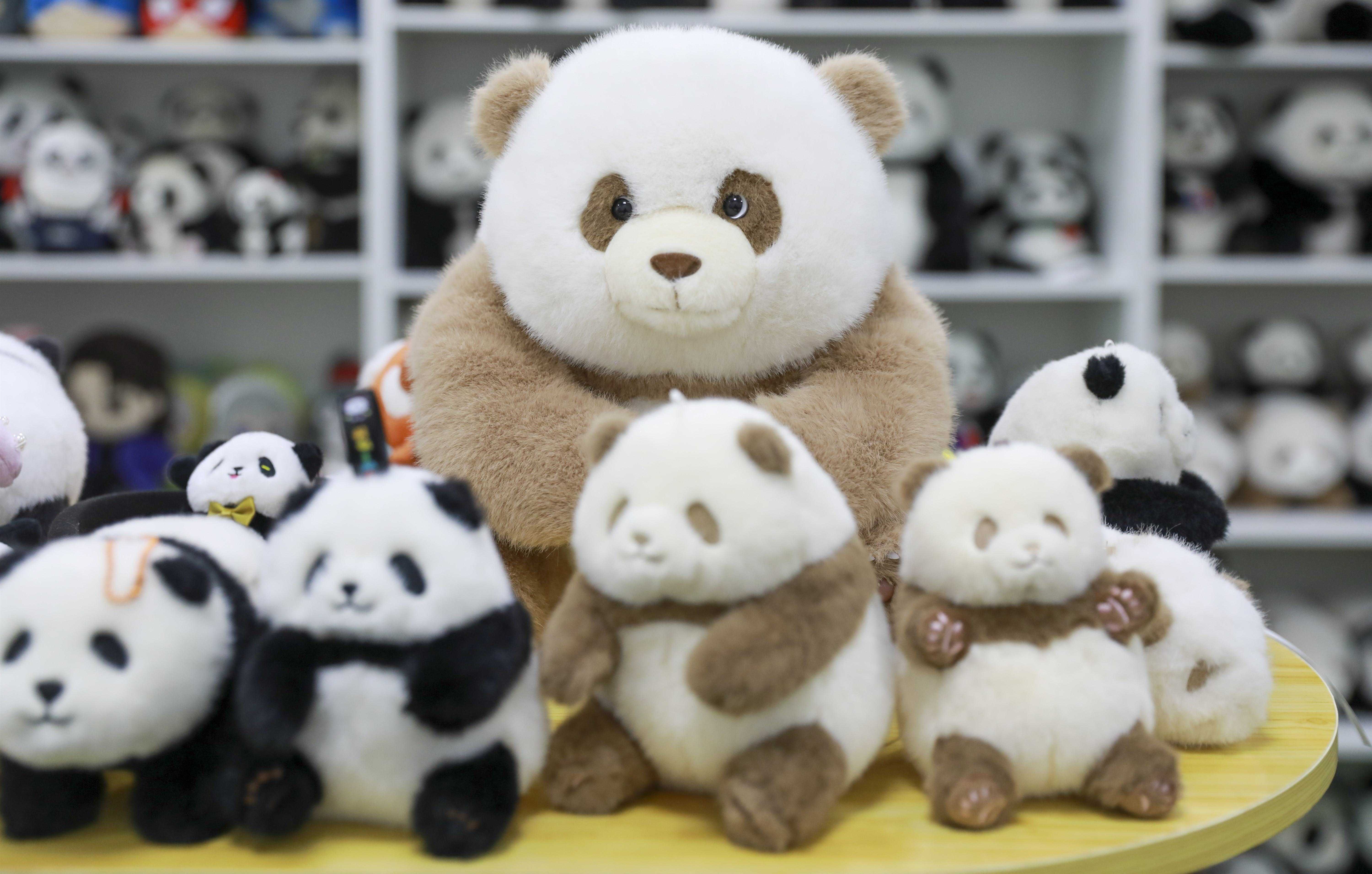 推動(dòng)文化與產(chǎn)業(yè)雙向賦能  莞企打造大熊貓玩偶IP
