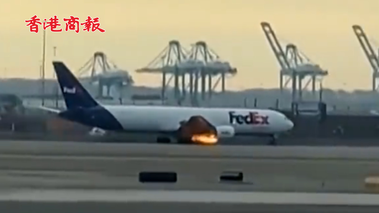 有片丨發(fā)動(dòng)機(jī)起火 美國(guó)一波音飛機(jī)緊急迫降