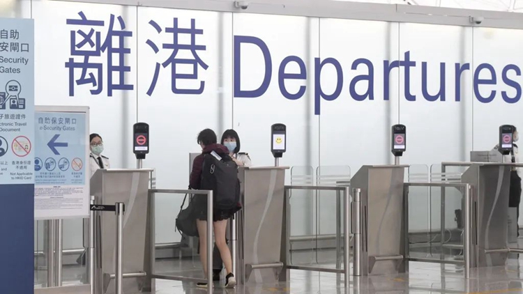 以「踩香港」賺流量不可取，為香港機(jī)場(chǎng)入境處職員說句公道話！