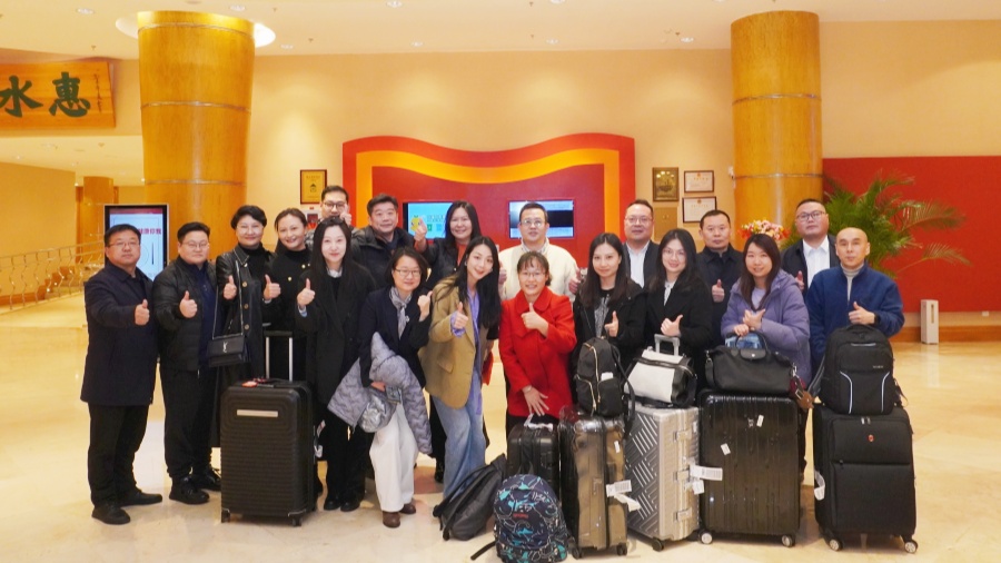 【兩會(huì)快評】我們來了，向春天出發(fā)