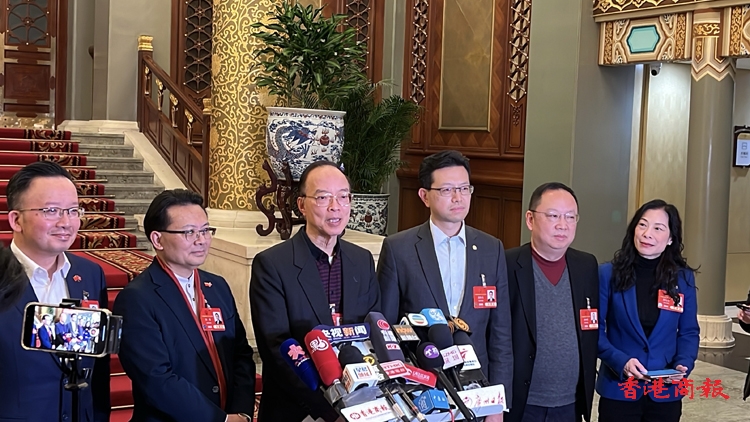 港區(qū)人大代表抵京 馬逢國擔任香港代表團團長 吳秋北陳勇任副團長
