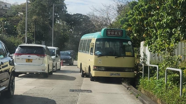 涉於荃錦公路偷駕及撞毀綠巴 警拘4未成年少年