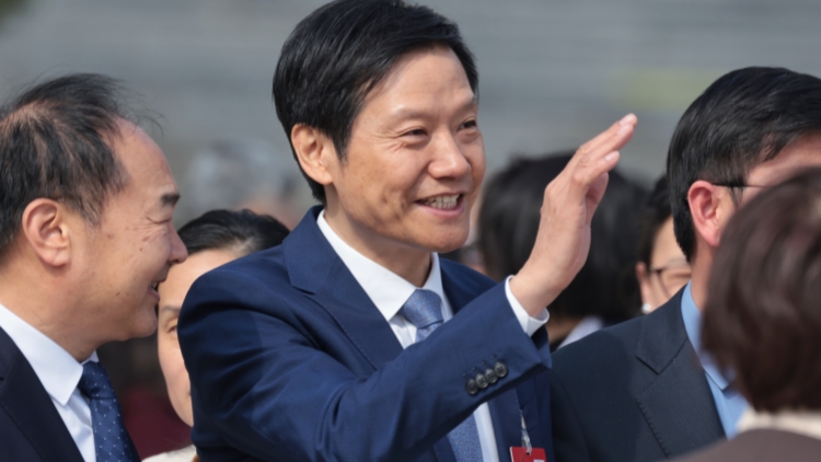 人大代表雷軍現(xiàn)身大會(huì)堂　關(guān)注AI換臉立法