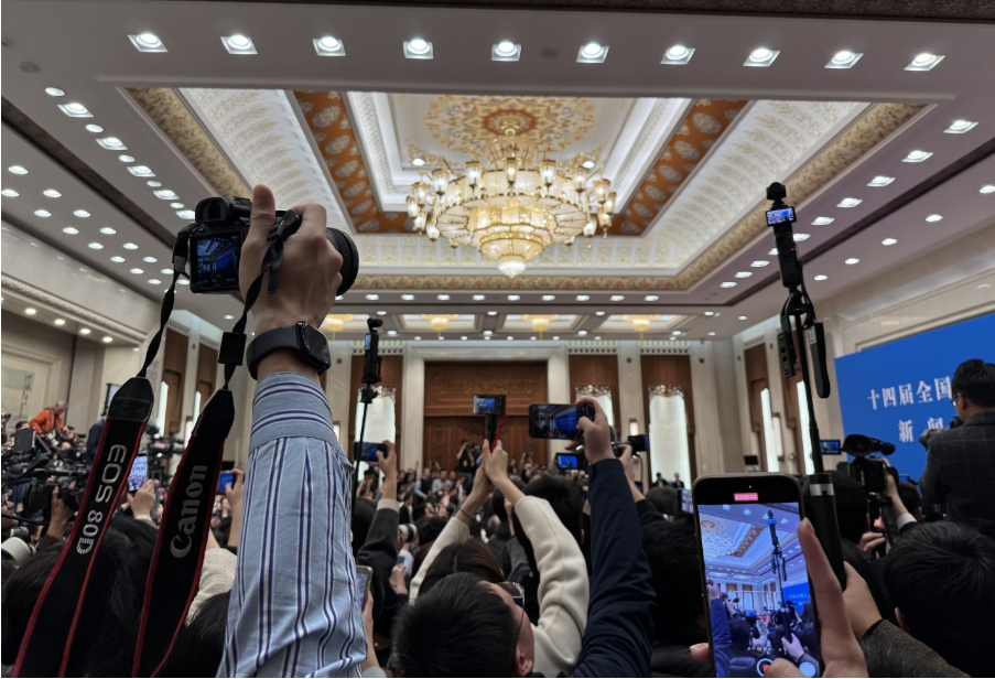 兩會觀察｜AI普惠化時(shí)代的記者：我們不會被取代