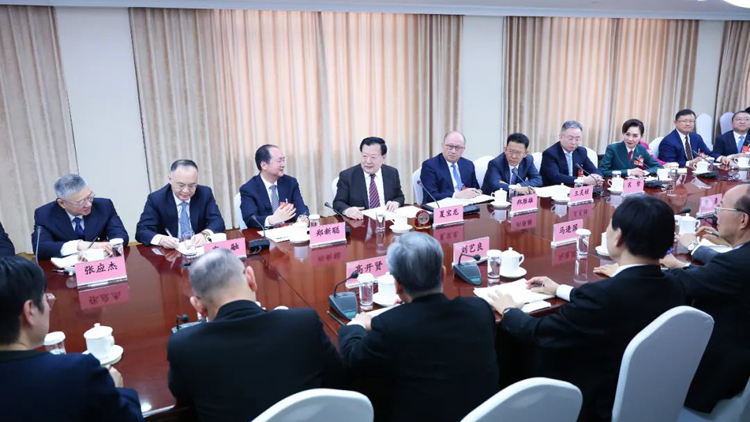 夏寶龍看望港澳地區(qū)全國人大代表