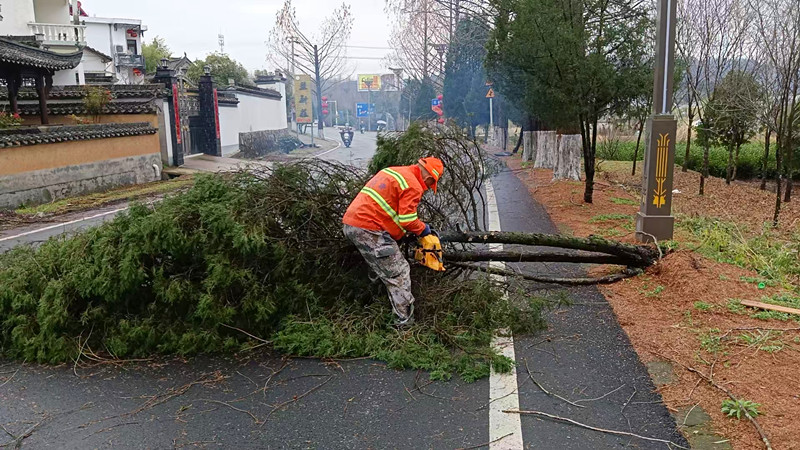 皖黟縣公路：強(qiáng)應(yīng)對(duì)顯擔(dān)當(dāng) 保暢通護(hù)安全