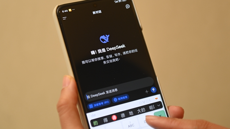 政府工作報(bào)告：支持大模型廣泛應(yīng)用 大力發(fā)展新能源汽車機(jī)器人等智能製造裝備