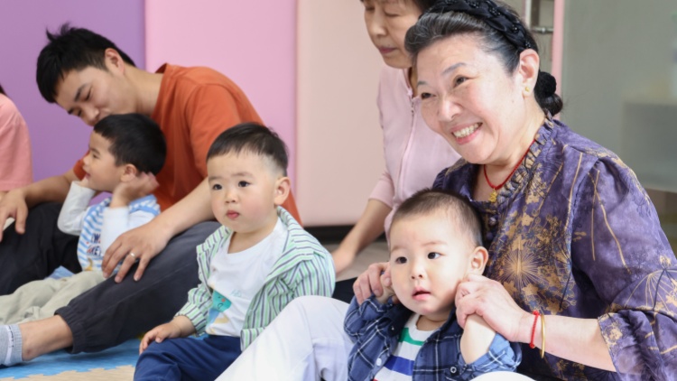 政府工作報(bào)告：制定促進(jìn)生育政策 發(fā)放育兒補(bǔ)貼