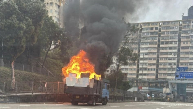 紅磡漆咸道北貨車行駛中突起火 消防到場灌救
