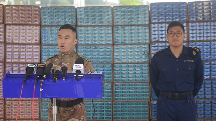 水警聯(lián)同海關(guān)南丫島附近水域截查走私漁船 檢值4900萬元私煙 拘4男