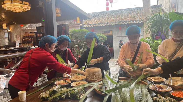 海膽粽里綻芳華 非遺薪火系同心 深圳大鵬港澳臺(tái)僑女同胞共慶三八婦女節(jié)