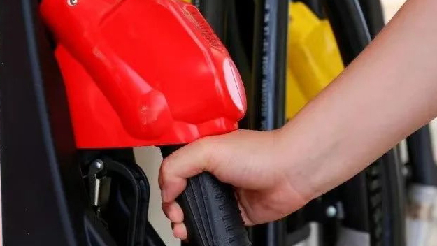 好消息！內(nèi)地油價今晚下調(diào) 加滿一箱油將省5.5元