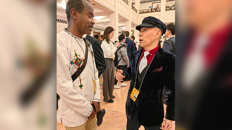 【港眼看兩會(huì)】花絮：港商記者與外國記者相談甚歡