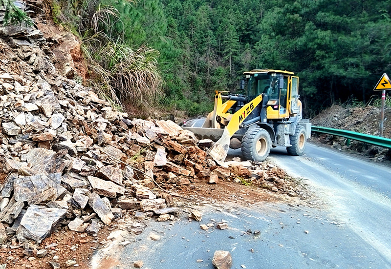 皖休寧縣：國(guó)省道突發(fā)險(xiǎn)情  高效處置保暢通