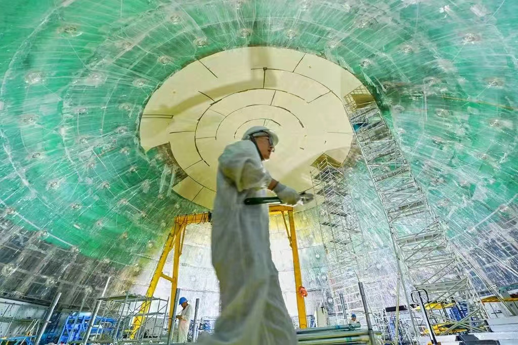 世界最大單體有機(jī)玻璃球在江蘇泰州建成