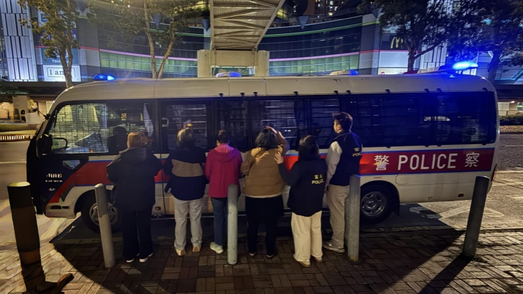 警方將軍澳打擊街頭聚賭 拘捕5名男女