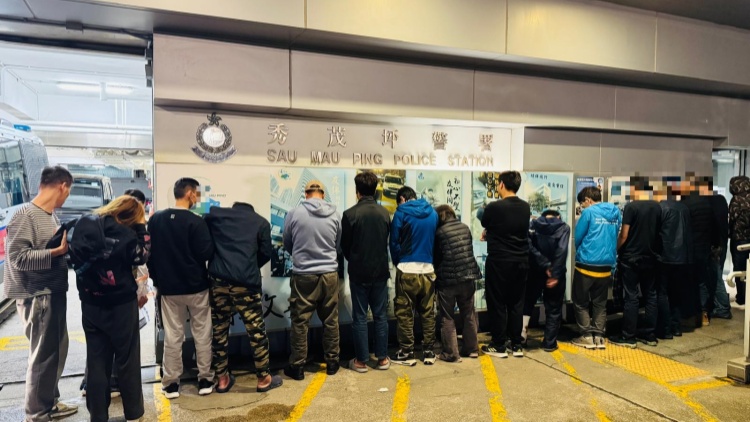 警方觀塘搗破毒窟 拘38人檢7萬元毒品