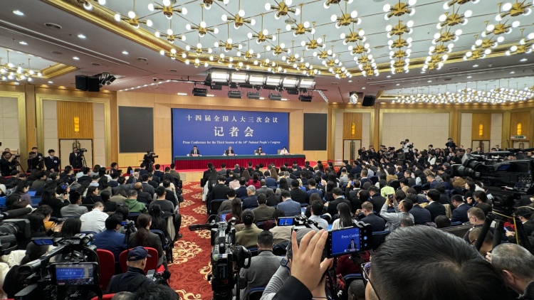 外交主題記者會(huì) | 外交部長(zhǎng)王毅魅力爆棚 中外記者擠滿現(xiàn)場(chǎng)