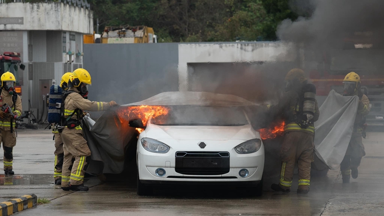 消防處引入撲滅電動(dòng)車(chē)火工具 籲司機(jī)切勿自行撲火