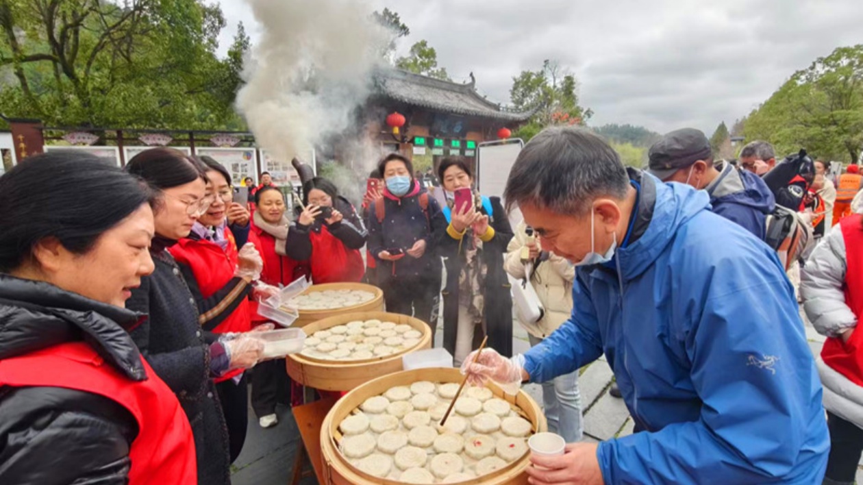 做新時(shí)代追「鋒」人！ 皖黟縣「志願(yuàn)紅」建功新征程