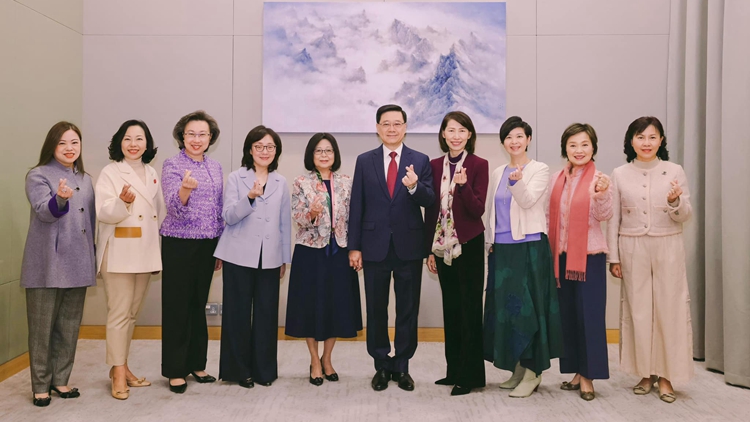 三八婦女節(jié)李家超曬與太太及8名女高官合照 感謝她們竭誠為香港服務