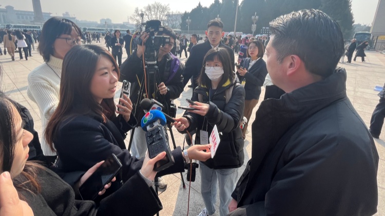 兩會觀察｜輕裝上陣的記者們，如何用「輕」工具記錄「重」時(shí)代？