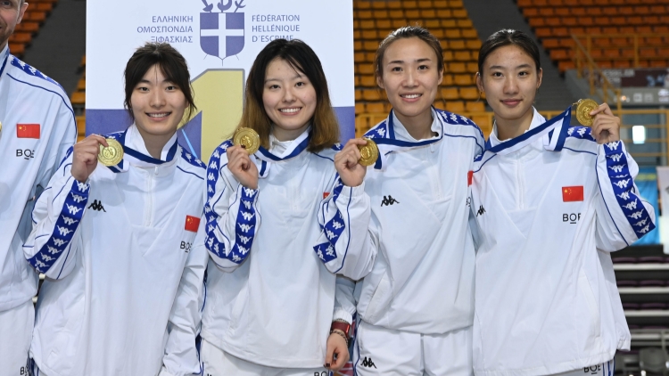 時(shí)隔14年 中國女佩再獲世界盃團(tuán)體冠軍