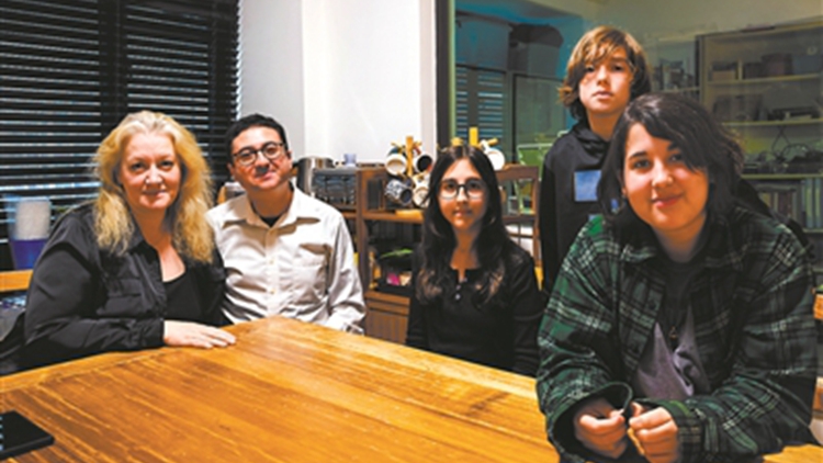 異國(guó)愛戀「併蒂蓮」 三個(gè)洋娃「珠海造」