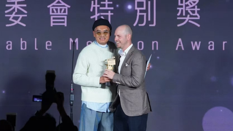 有片｜周潤(rùn)發(fā)驚喜現(xiàn)身香港電影導(dǎo)演會(huì)頒獎(jiǎng)禮 頒發(fā)「執(zhí)委會(huì)特別獎(jiǎng)」