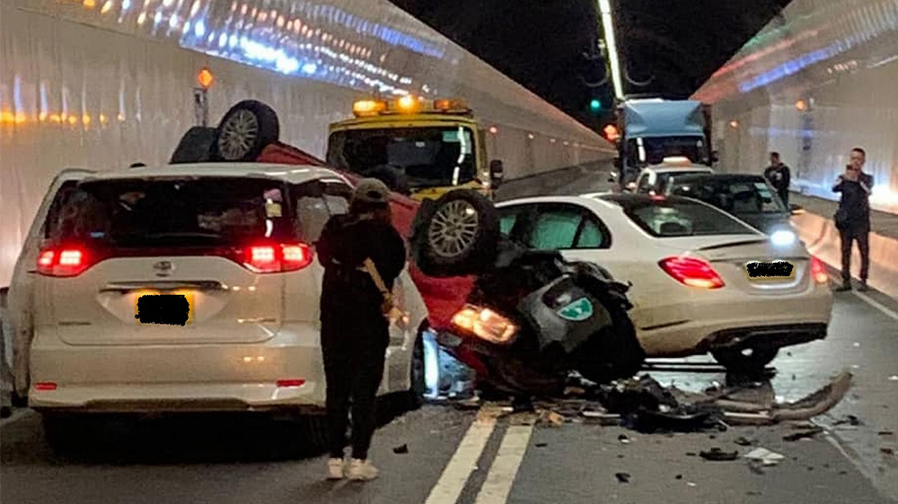 城隧管道3車相撞 警拘不顧而去司機(jī)