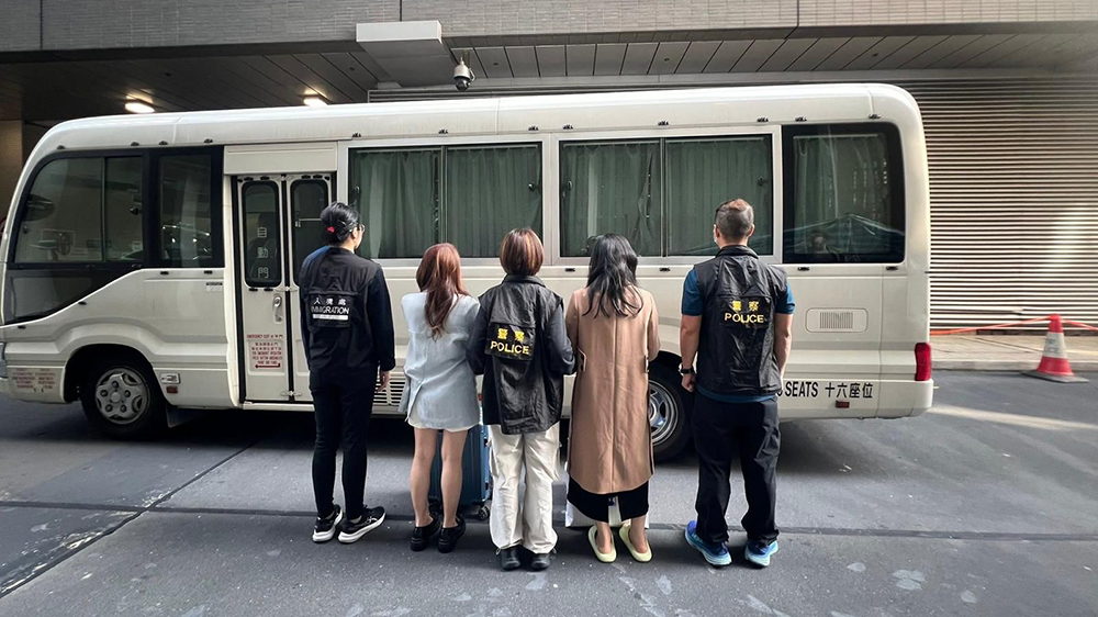 警方灣仔掃黃拘5名女子