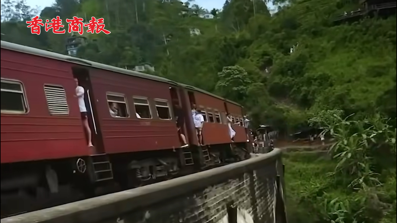 有片丨痛心！中國(guó)女遊客在斯里蘭卡火車上探身墜落傷勢(shì)嚴(yán)重