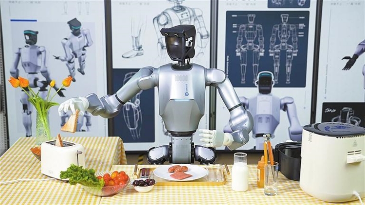 深圳發(fā)布直膝行走機(jī)器人：會(huì)做早餐還能接待客人