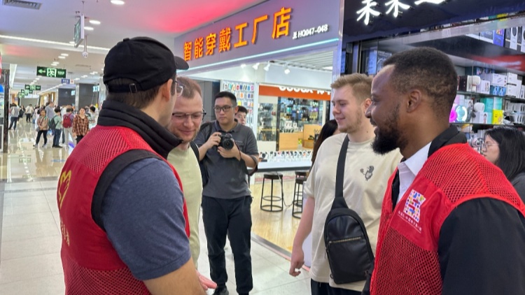 有片 | 「外國(guó)人服務(wù)外國(guó)人」成中國(guó)電子第一街新景象 深圳華強(qiáng)北日均接待海外集採(cǎi)客商超7000人次