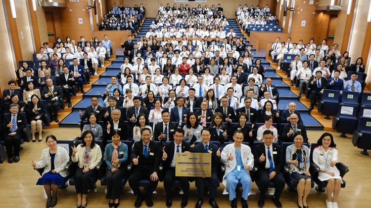 威院通過(guò)中國(guó)國(guó)際醫(yī)院評(píng)審認(rèn)證標(biāo)準(zhǔn) 盧寵茂與深圳官員見(jiàn)證並署合作備忘錄