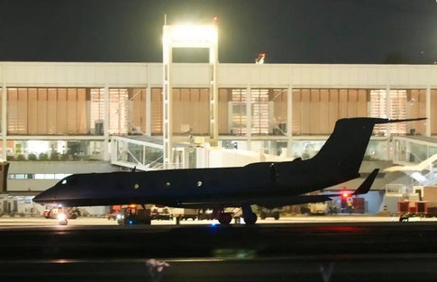 載有菲律賓前總統(tǒng)杜特爾特的飛機(jī)抵達(dá)荷蘭 