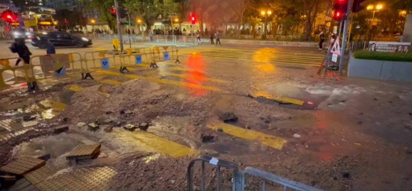 柴灣小西灣道鹹水管破裂 清晨仍在搶修 多條巴士路線需改道行駛