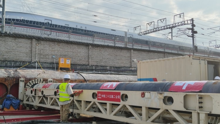 全國首例下穿高鐵區(qū)間路基管幕開始掘進(jìn)