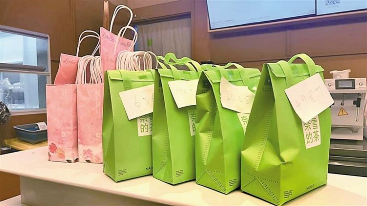 臨期食品打折出售戳中年輕人消費(fèi)心理 「剩菜盲盒」火出圈